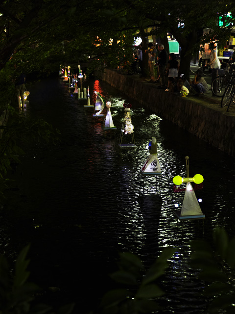 京都木屋町の高瀬川で作品を展示