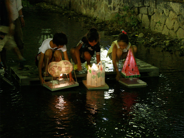 京都木屋町の高瀬川で灯籠流し
