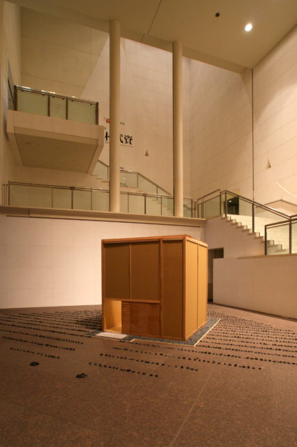 ボール紙とベニヤの茶室